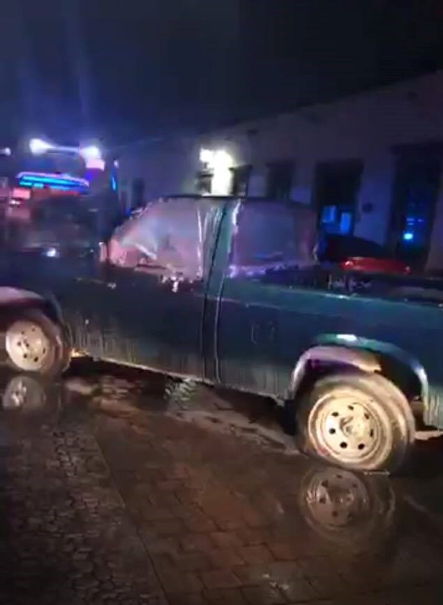 ABANDONAN CAMIONETA OBSTRUYENDO CALLE DE MORELOS ABANDONAN CAMIONETA OBSTRUYENDO CALLE DE MORELOS