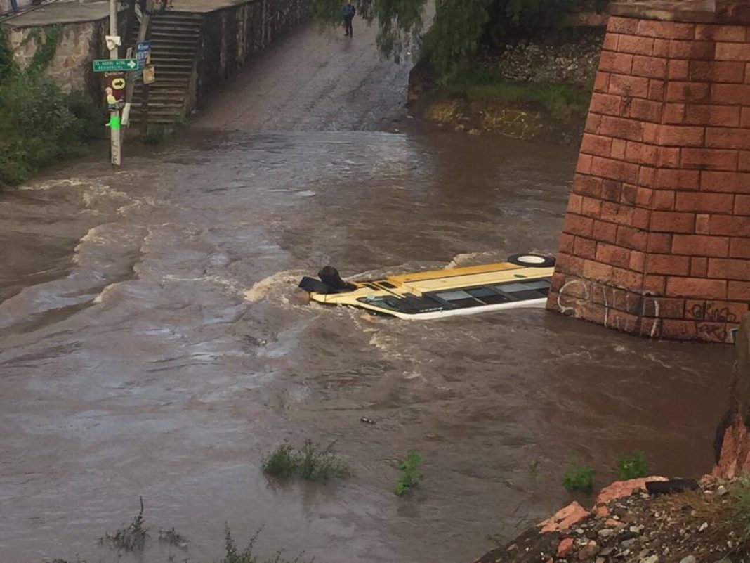 EN VIVO CAE TAXIVAN AL RIO DEL PUENTE DE FIERRO EN VIVO CAE TAXIVAN AL RIO DEL PUENTE DE FIERRO