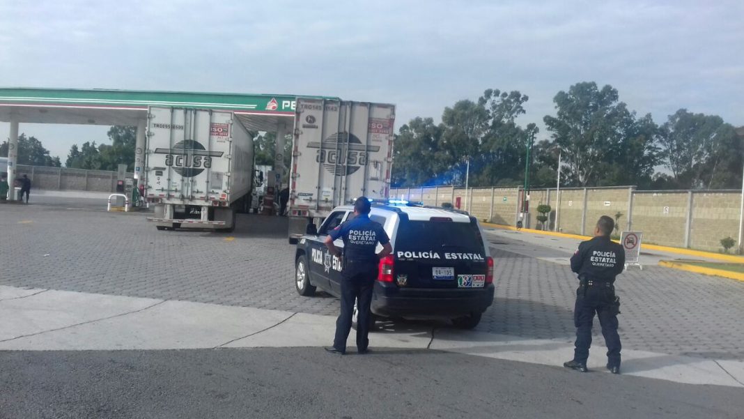 Policías Estatales resguardan camiones con apoyo en especie para damnificados del estado de Oaxaca Policías Estatales resguardan camiones con apoyo en especie para damnificados del estado de Oaxaca