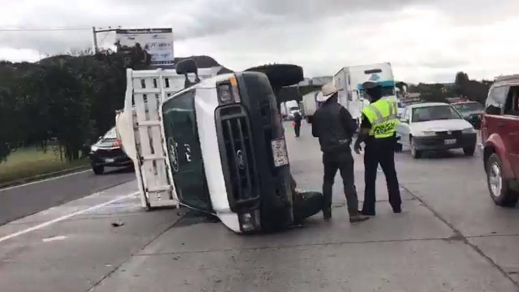 En Vivo Se vuelca camionetas la 57 por la central camionera En Vivo Se vuelca camionetas la 57 por la central camionera