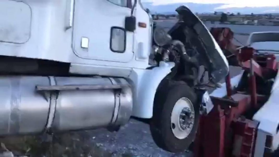 Tráiler se accidenta, sale de la 57 y queda colgado de una barda Tráiler se accidenta, sale de la 57 y queda colgado de una barda