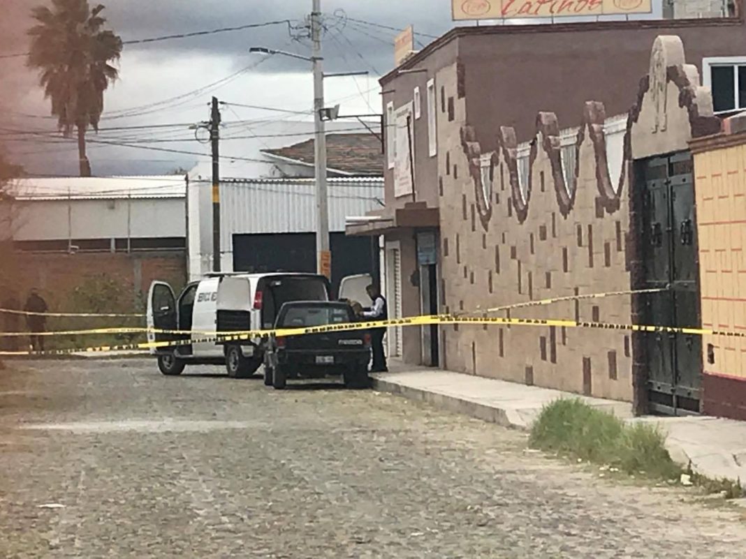 Se encuentra sujeto muerto, todo indica que lo mato su hijo,Se encontraron huellas de arrastre al interior del local y un diente, El hijo se llama Isai “N” de 27 años de edad fue llevado a fiscslia como testigo los hechos fueron en la calle puebla 13 en ampliación Granjas Banthi Se encuentra sujeto muerto, todo indica que lo mato su hijo,Se encontraron huellas de arrastre al interior del local y un diente, El hijo se llama Isai “N” de 27 años de edad fue llevado a fiscslia como testigo los hechos fueron en la calle puebla 13 en ampliación Granjas Banthi