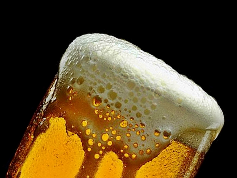 MUJERES A TOMAR CERVEZA MUJERES A TOMAR CERVEZA