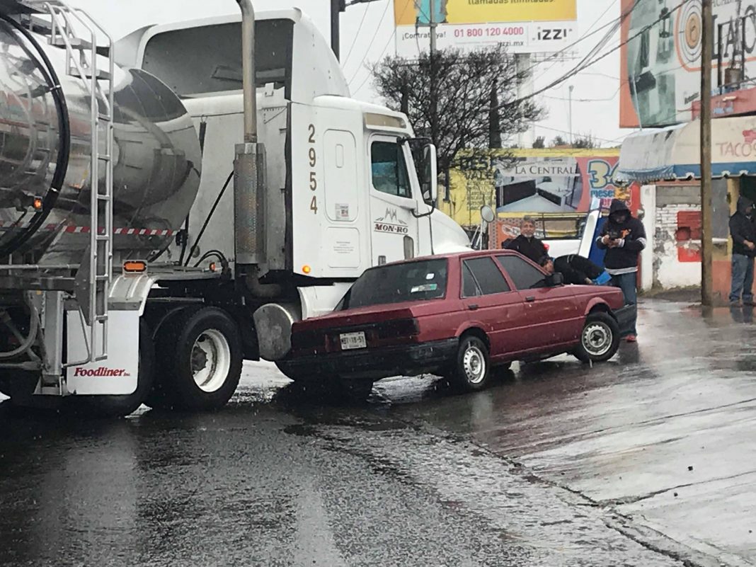 Accidente en av central, trailer embiste a tsuru Accidente en av central, trailer embiste a tsuru