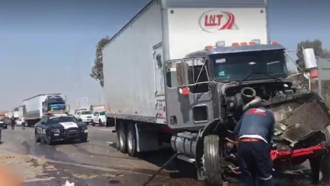 Fuerte accidente en el KM 168 de la carretera Querétaro-México Fuerte accidente en el KM 168 de la carretera Querétaro-México