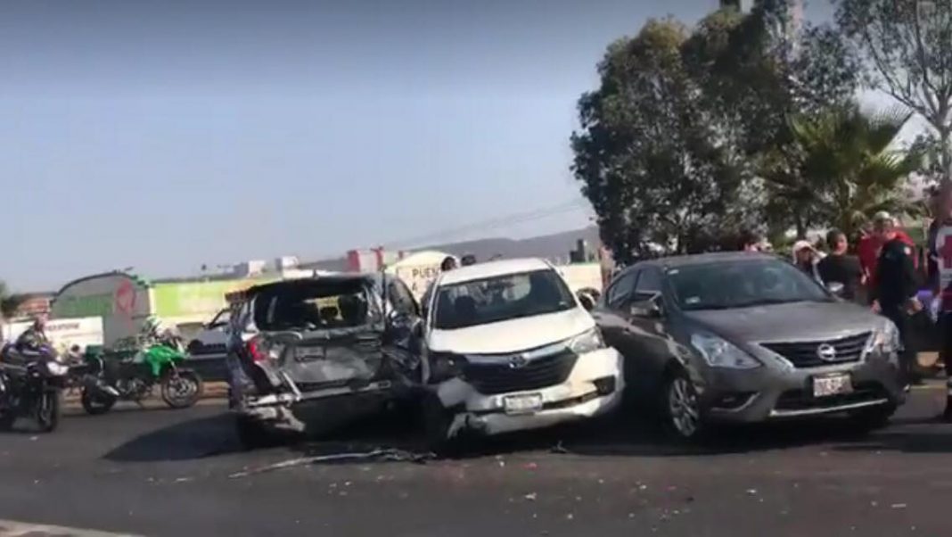 CARAMBOLA DE 7 VEHICULOS EN QUERÉTARO CARAMBOLA DE 7 VEHICULOS EN QUERÉTARO