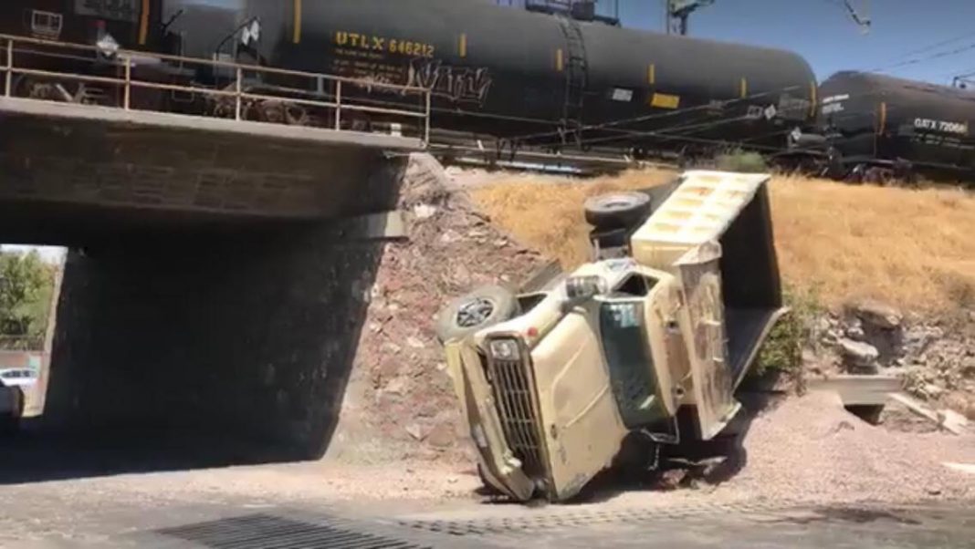 SE QUEDA SIN FRENOS Y QUEDA COLGANDO DE BASE DEL PUENTE SE QUEDA SIN FRENOS Y QUEDA COLGANDO DE BASE DEL PUENTE