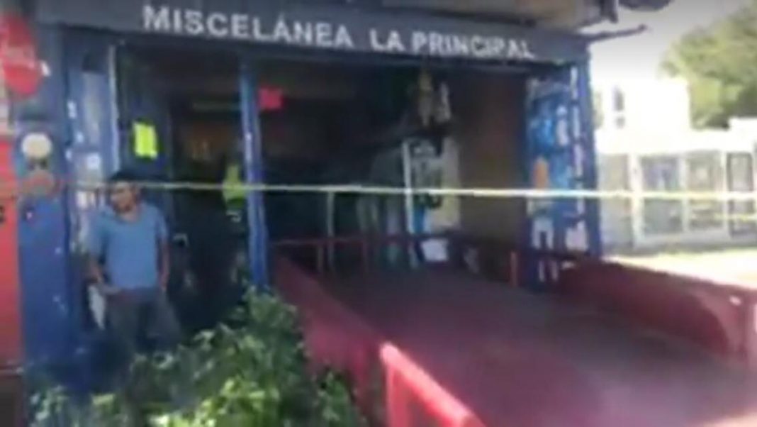 Se mete remolque en tienda de abarrotes un herido en la rueda, agarran al conductor que quería darse a la fuga Se mete remolque en tienda de abarrotes un herido en la rueda, agarran al conductor que quería darse a la fuga