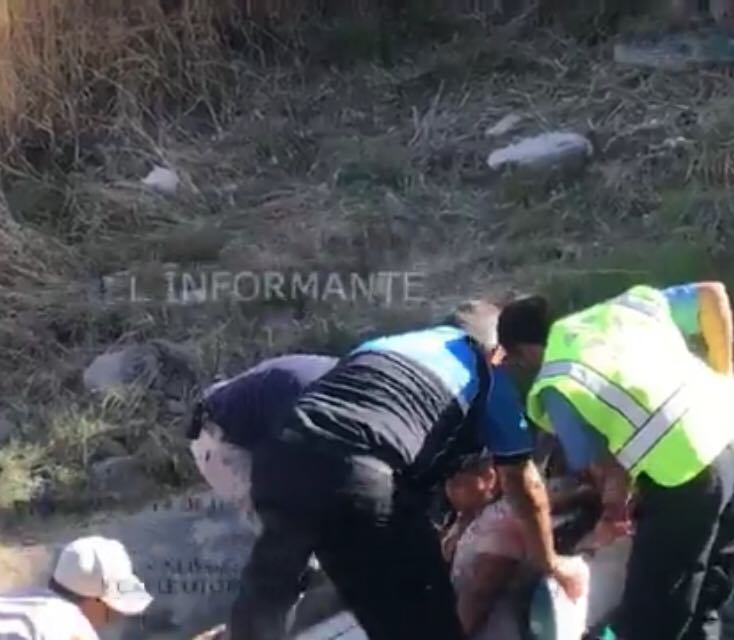 En Vivo “Rescatan a pareja, tras fuerte volcadura en Senegal de las Palomas” En Vivo “Rescatan a pareja, tras fuerte volcadura en Senegal de las Palomas”