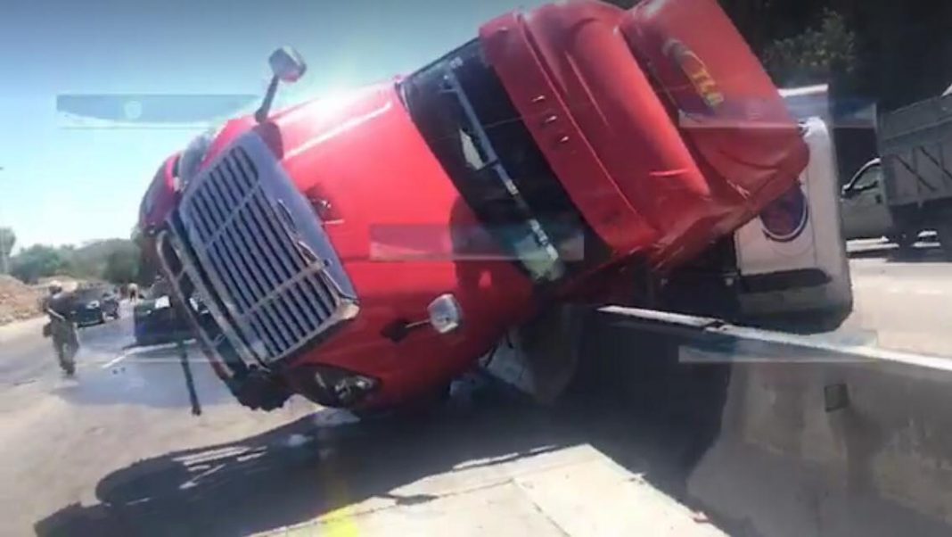 Trailer Cargado de Embutidos embiste de frente a vehiculos en la 57 Trailer Cargado de Embutidos embiste de frente a vehiculos en la 57