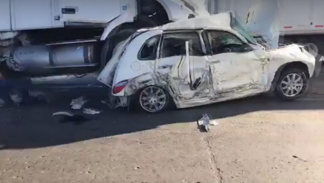 Trailer Cargado de Arroz destroza automóvil en la 57 Trailer Cargado de Arroz destroza automóvil en la 57