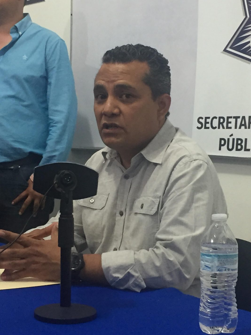 Adolecente apuñala a oficial y este es abatido por sus compañeros. Adolecente apuñala a oficial y este es abatido por sus compañeros.