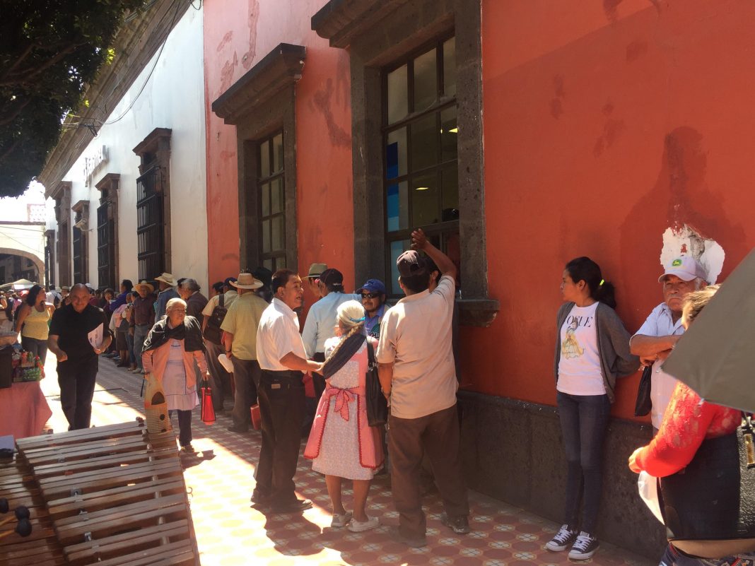 Adultos Mayores se forman por horas para cobrar su pensión Adultos Mayores se forman por horas para cobrar su pensión