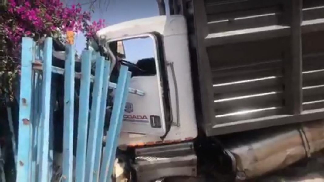 Torton se queda sin frenos y tira 5 árboles, 1 poste y la parada del transporte público, y para su loca carrera en la reja de la entrada de la kimberly. Torton se queda sin frenos y tira 5 árboles, 1 poste y la parada del transporte público, y para su loca carrera en la reja de la entrada de la kimberly.