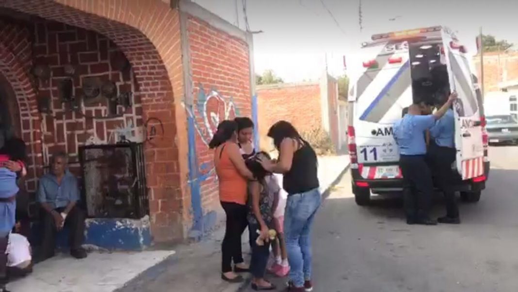 Niño de 3 años ingiere Pegamento Kola Loca, está solo con su hermana de7 años. Niño de 3 años ingiere Pegamento Kola Loca, está solo con su hermana de7 años.