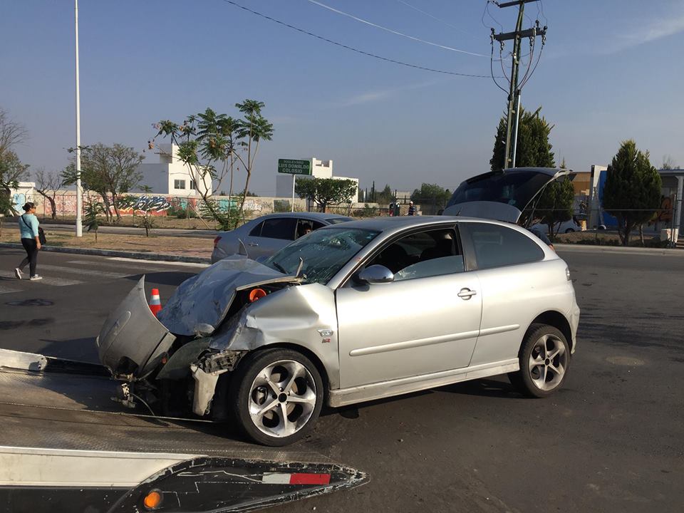 SEAT DESTROZA A SUBURBAN EN FUERTE ACCIDENTE SEAT DESTROZA A SUBURBAN EN FUERTE ACCIDENTE