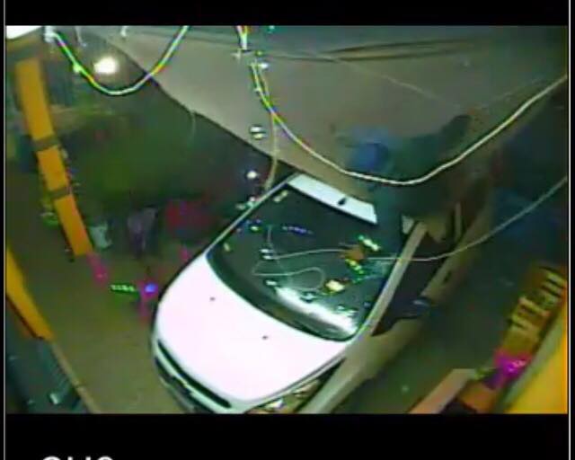 CAE LADRON DE LA AZOTEA EN UNA CAMIONETA Y ES APRENDIDO EN SAN CAYETANO,SJR. CAE LADRON DE LA AZOTEA EN UNA CAMIONETA Y ES APRENDIDO EN SAN CAYETANO,SJR.