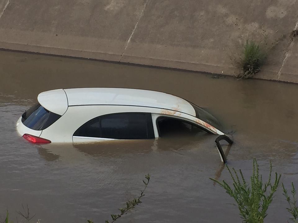 ENFRENTAMIENTO ENTRE HUACHICOLEROS TERMINA CON AUTO EN CANAL DE SANTA CLARA, HAY DOS HERIDOS DE BALA. ENFRENTAMIENTO ENTRE HUACHICOLEROS TERMINA CON AUTO EN CANAL DE SANTA CLARA, HAY DOS HERIDOS DE BALA.