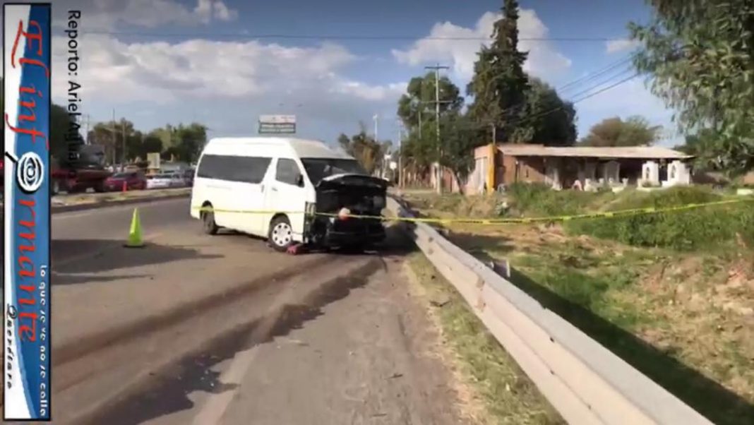 Trailer embiste camioneta de transporte de personal, muere una persona. Trailer embiste camioneta de transporte de personal, muere una persona.