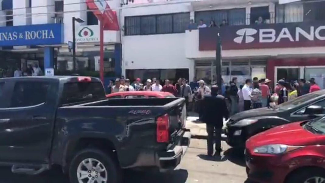 Matan a Sanjuanense y balacean a su hijo en asalto en Banorte de Boulevard hidalgo Matan a Sanjuanense y balacean a su hijo en asalto en Banorte de Boulevard hidalgo