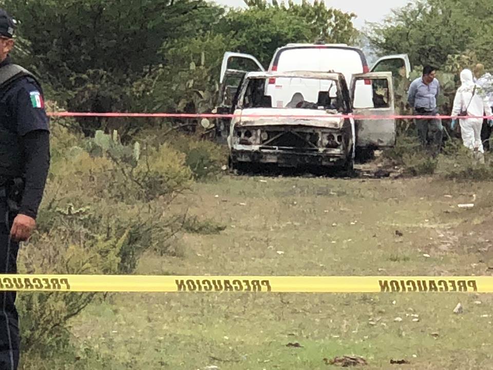 ENCUENTRAN CAMIONETA CALCINADA CON UN CUERPO Y RASTROS DE HUACHICOL ENCUENTRAN CAMIONETA CALCINADA CON UN CUERPO Y RASTROS DE HUACHICOL