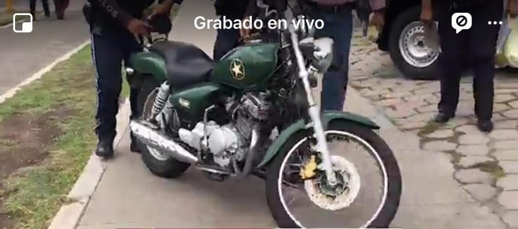 Jovencita se accidenta en su moto ? sobre av central Jovencita se accidenta en su moto ? sobre av central