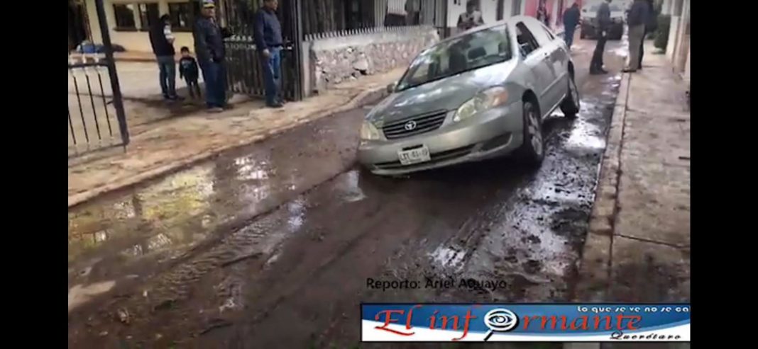 ANA ROSALES, EX CANDIDATA A LA PRESIDENCIA DE SAN JUAN DEL RIO, CAE A SOCAVÓN EN LA CALLE DE GALEANA . ANA ROSALES, EX CANDIDATA A LA PRESIDENCIA DE SAN JUAN DEL RIO, CAE A SOCAVÓN EN LA CALLE DE GALEANA .