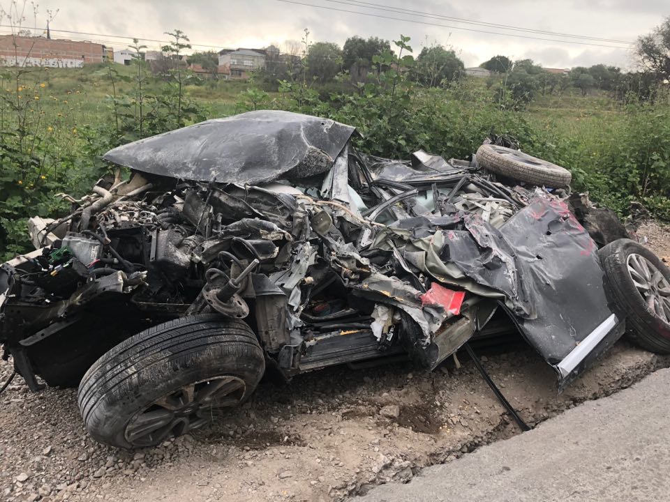 Trailer aplasta con la carga a camioneta, madre en coma ,hijo estable. Trailer aplasta con la carga a camioneta, madre en coma ,hijo estable.