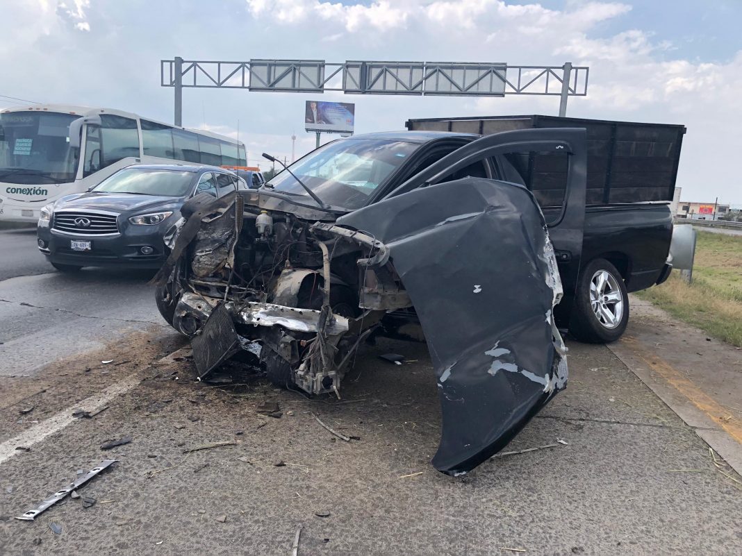 “EN VIVO” EMBISTE CAMIONETA DE FRENTE A AUTO DEPORTIVO AL BRINCARSE CARRETERA. “EN VIVO” EMBISTE CAMIONETA DE FRENTE A AUTO DEPORTIVO AL BRINCARSE CARRETERA.