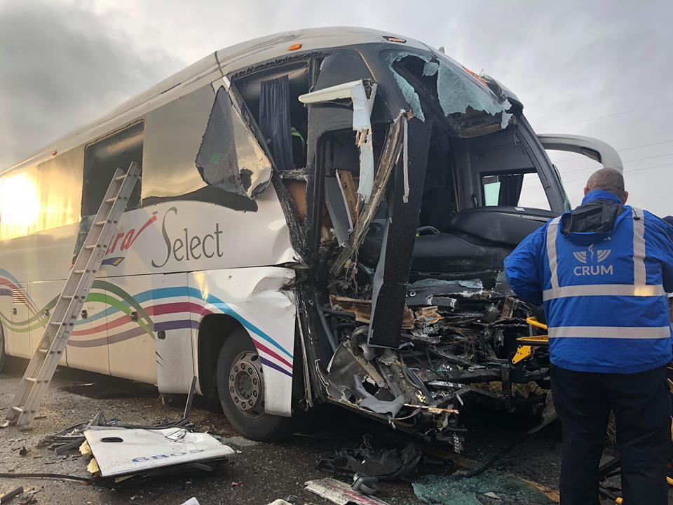 EN VIVO OPERADOR DE AUTOBUS SE QUEDA DORMIDO E IMPACTA A UN TRAILER. EN VIVO OPERADOR DE AUTOBUS SE QUEDA DORMIDO E IMPACTA A UN TRAILER.