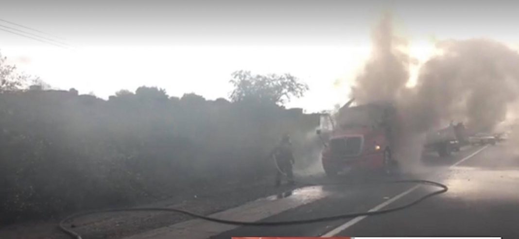 En Vivo Se incendia trailer en la 57, comenta el operador que le lanzaron una bomba molotov, por no querer pararse, al parecer lo querían asaltar En Vivo Se incendia trailer en la 57, comenta el operador que le lanzaron una bomba molotov, por no querer pararse, al parecer lo querían asaltar