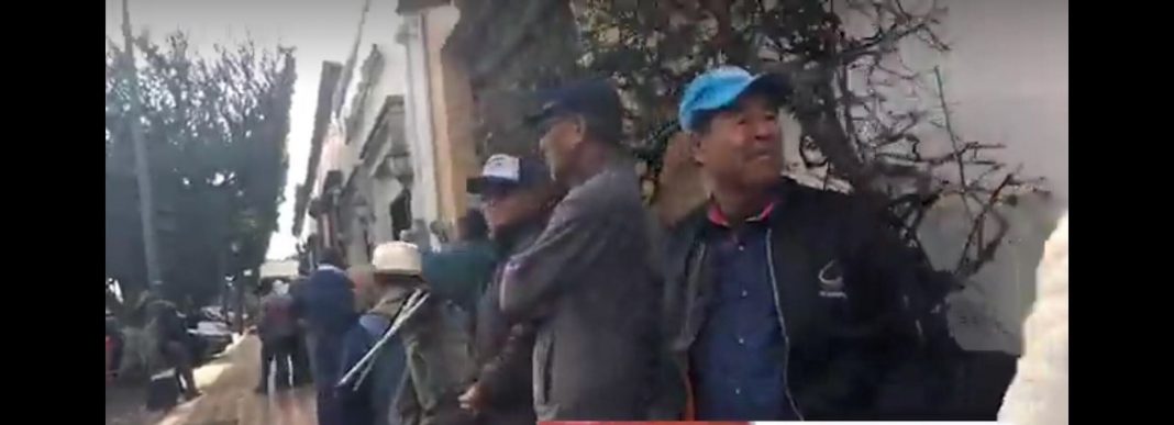 Grandes filas sobre avenida Juárez, los pensionados desde las 6 de la mañana ☹️ Grandes filas sobre avenida Juárez, los pensionados desde las 6 de la mañana ☹️