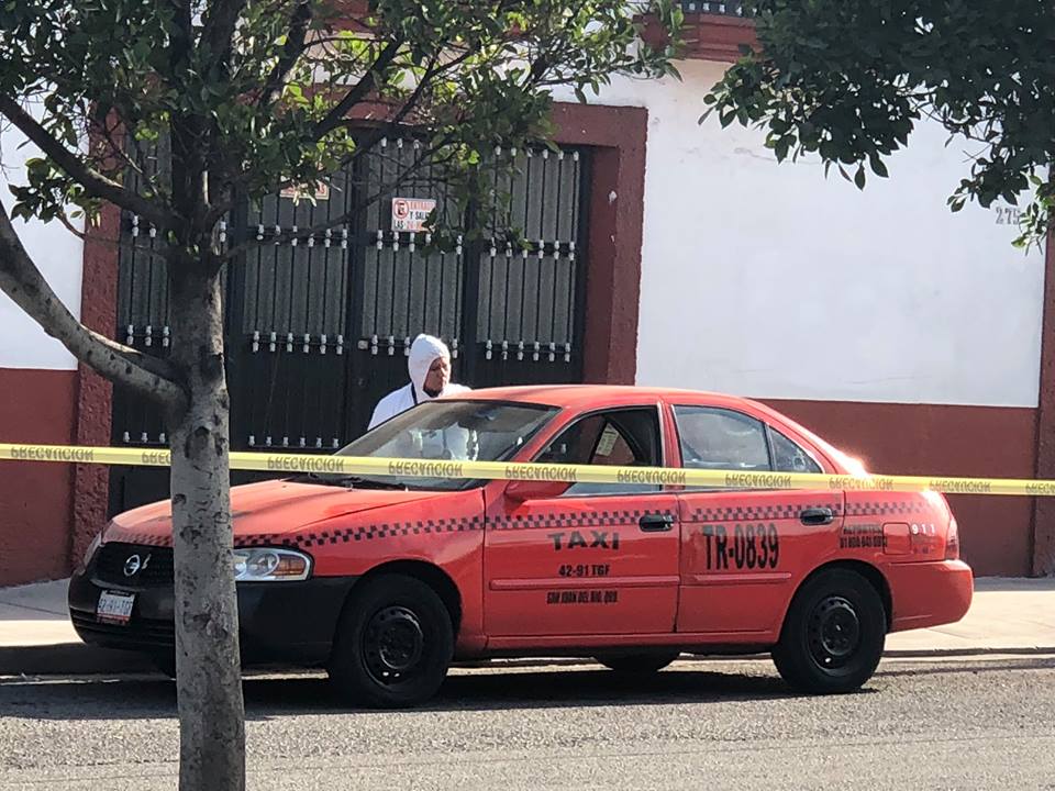 Encuentran en av Juárez taxi con huellas de sangre, al interior una gorra y cartera Encuentran en av Juárez taxi con huellas de sangre, al interior una gorra y cartera