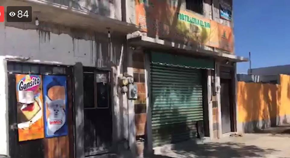 Maquina tortilladora Machuca mano de una jovencita Maquina tortilladora Machuca mano de una jovencita