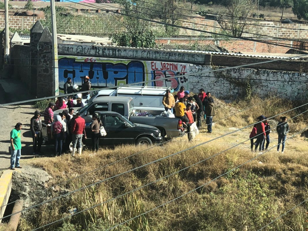 Empezó la rapiña de la mercancía del trailer accidentado Empezó la rapiña de la mercancía del trailer accidentado