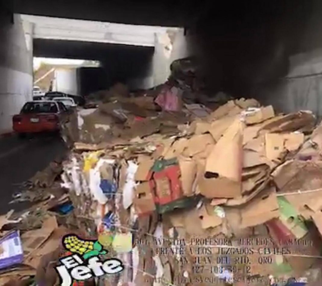 Precaución trailer tira la carga a la entrada de San Juan del Río. Precaución trailer tira la carga a la entrada de San Juan del Río.