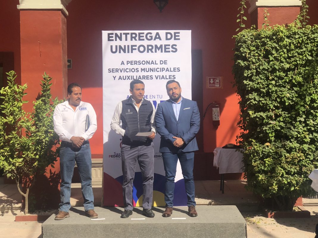 Pedro Escobedo cambia la imagen de su policía y entrega uniformes dignos a sus elementos, además también estrenarán el personal de servicios municipales y auxiliares viales Pedro Escobedo cambia la imagen de su policía y entrega uniformes dignos a sus elementos, además también estrenarán el personal de servicios municipales y auxiliares viales