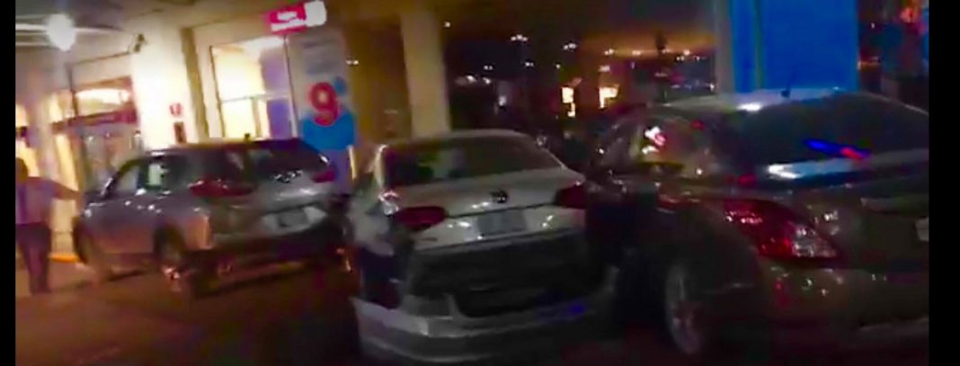 Accidente afuera de famsa de av central, aunque usted no lo crea, al interior del estacionamiento Accidente afuera de famsa de av central, aunque usted no lo crea, al interior del estacionamiento