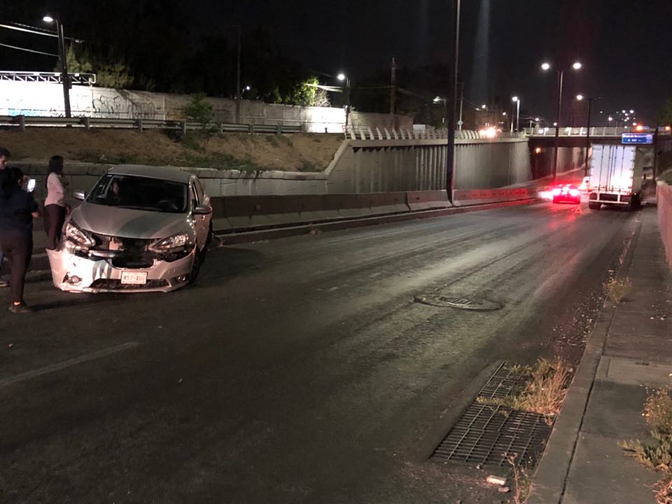 Fuerte accidente en Av.Central,auto impacta en parte trasera de un trailer Fuerte accidente en Av.Central,auto impacta en parte trasera de un trailer
