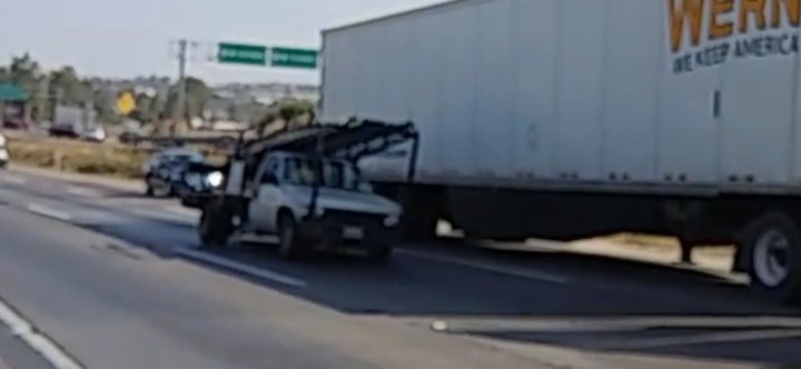 CAMIONETA PIERDE EJE TRASERO EN LA 57 A LA ALTURA DE LIVERPOOL CAMIONETA PIERDE EJE TRASERO EN LA 57 A LA ALTURA DE LIVERPOOL