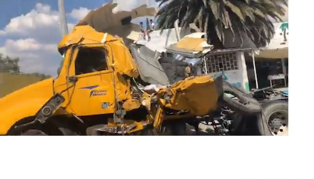 Trailer pierde el control y se vuelca sobre la 57 Trailer pierde el control y se vuelca sobre la 57