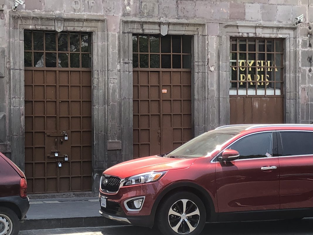 Desde la Joyeria Paris en frente del Parque Zenea, la cual era propiedad de los dos hermanos septuagenarios que fueron asesinados el sábado pasado Desde la Joyeria Paris en frente del Parque Zenea, la cual era propiedad de los dos hermanos septuagenarios que fueron asesinados el sábado pasado