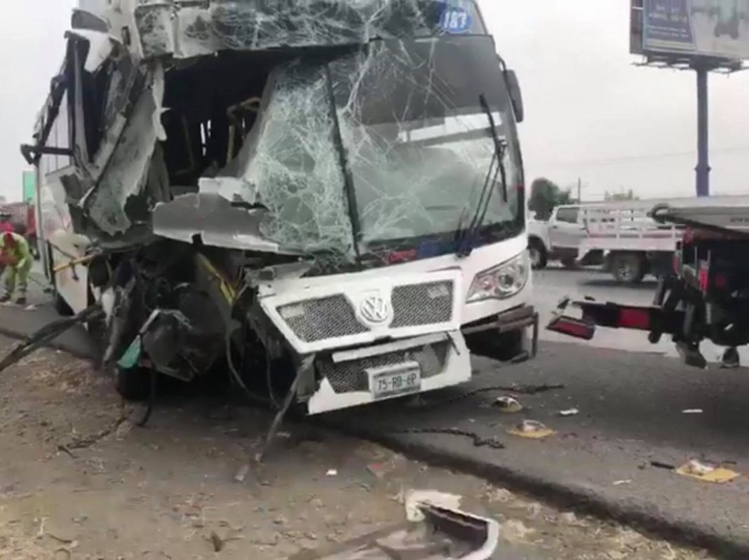 Transporte de personal se impacta en parte trasera de un trailer doble remolque , dejando varios heridos Transporte de personal se impacta en parte trasera de un trailer doble remolque , dejando varios heridos