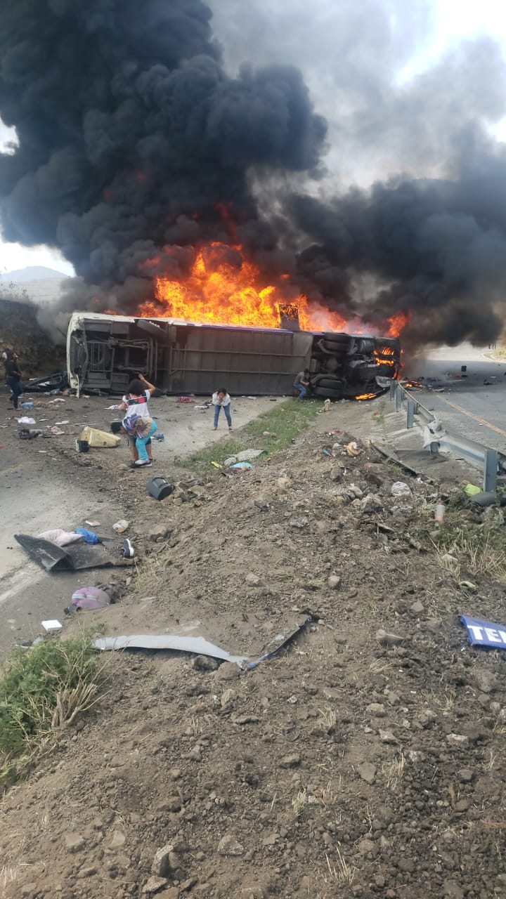 Momento en el que se Incendia Autobús de Turismo en el km 245 autopista Puebla-Veracruz , se reportan 7 personas fallecidas:Por Emilio Tello Momento en el que se Incendia Autobús de Turismo en el km 245 autopista Puebla-Veracruz , se reportan 7 personas fallecidas:Por Emilio Tello