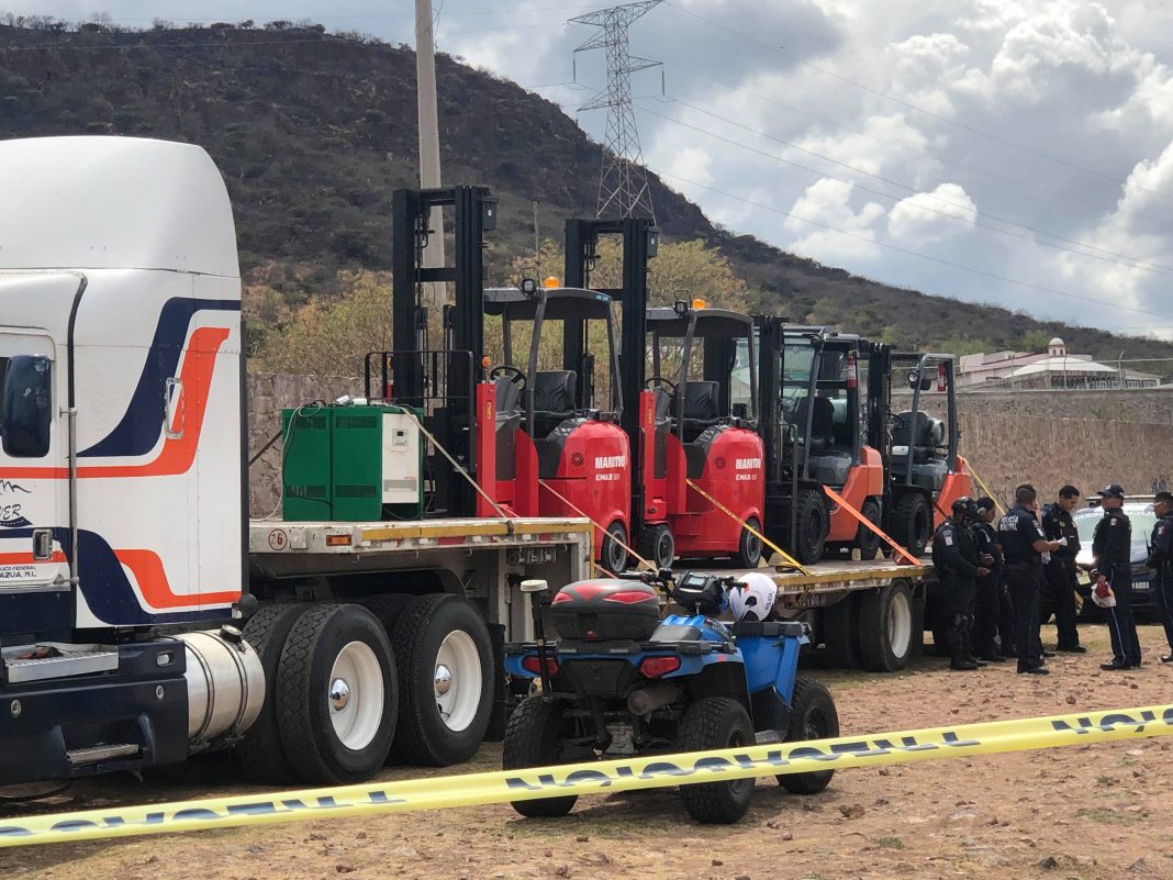 Detienen trailer con montacargas y planta de luz supuestamente robado Detienen trailer con montacargas y planta de luz supuestamente robado