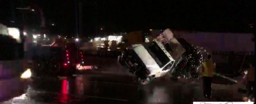 Grúas separan a camiones accidentados en la 57 y maniobras de más de una hora para enderezar camioneta volcada Grúas separan a camiones accidentados en la 57 y maniobras de más de una hora para enderezar camioneta volcada