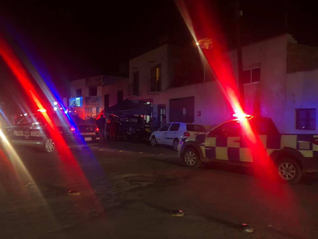 Vehículo golpea a automóvil y gente que comia tacos. Vehículo golpea a automóvil y gente que comia tacos.