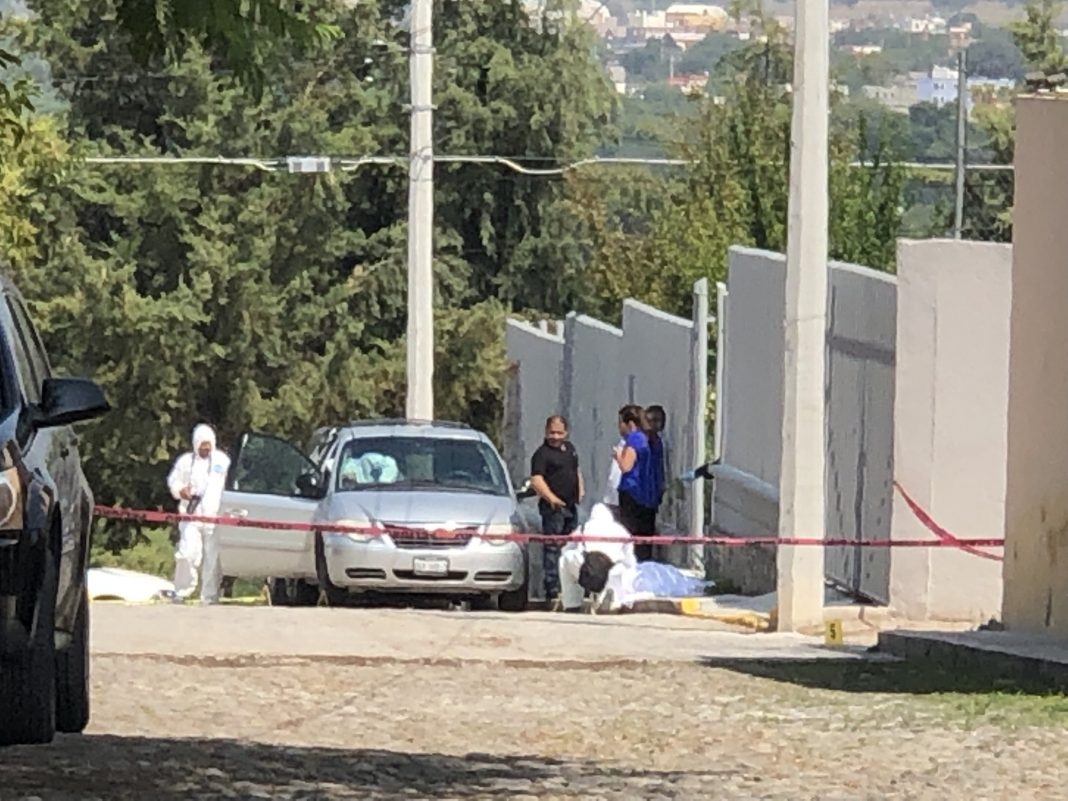 Asesinan a Mujer a balazos frente a colegio en Tequisquiapan. Asesinan a Mujer a balazos frente a colegio en Tequisquiapan.