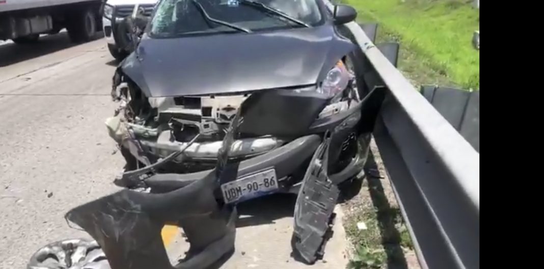 Operador de trailer pierde el control por señalamientos en la 57, destroza un Mazda 3 y una camioneta X-Trail Operador de trailer pierde el control por señalamientos en la 57, destroza un Mazda 3 y una camioneta X-Trail