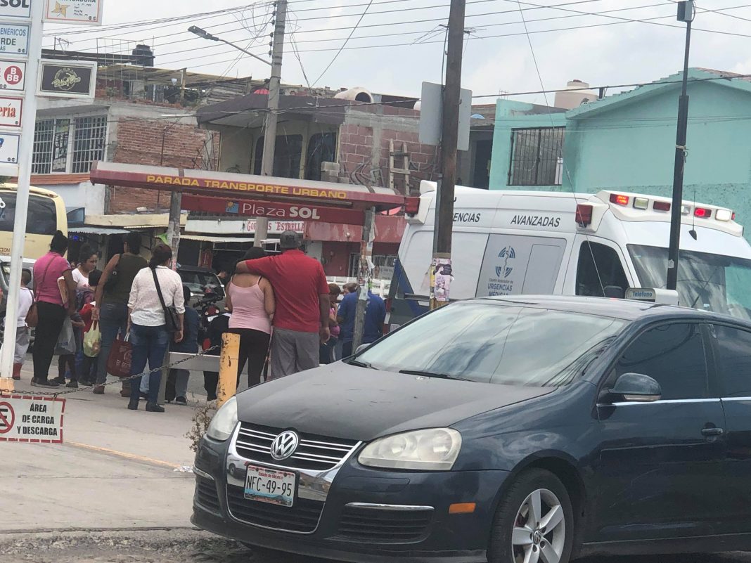 Por descuido de sus padres, Niño de 8 años es atropellado en frente del mercado pedregoso Por descuido de sus padres, Niño de 8 años es atropellado en frente del mercado pedregoso